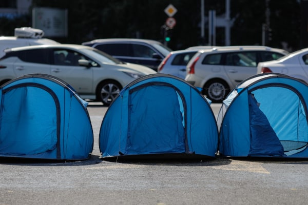 how-to-set-up-a-camping-tent-on-concrete